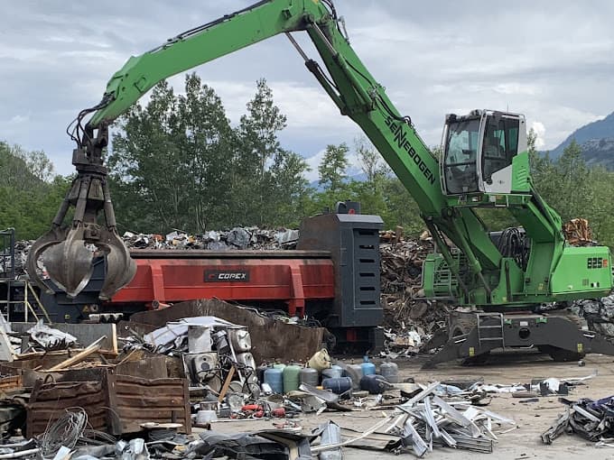 Parc de véhicules hors d'usage chez LELIEVRE RECYCLAGE, centre agréé à LA ROCHE-DE-RAME