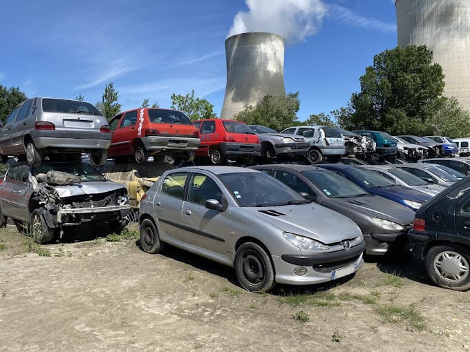 Parc de véhicules hors d'usage chez SAVRA Sarl, centre agréé à CRUAS