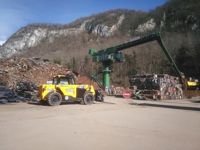 Parc de véhicules hors d'usage chez SORAR Société Récupération Ariégeoise, centre agréé à TARASCON-SUR-ARIEGE