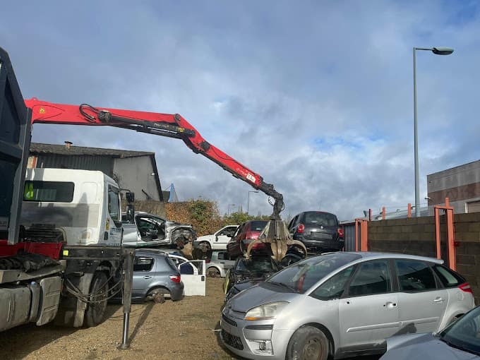 Parc de véhicules hors d'usage chez GLR 12 CASSE AUTO PIÈCES DÉTACHÉES, centre agréé à ONET-LE-CHATEAU