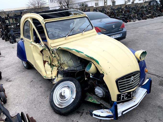 Parc de véhicules hors d'usage chez Surplus Autos, centre agréé à VITROLLES