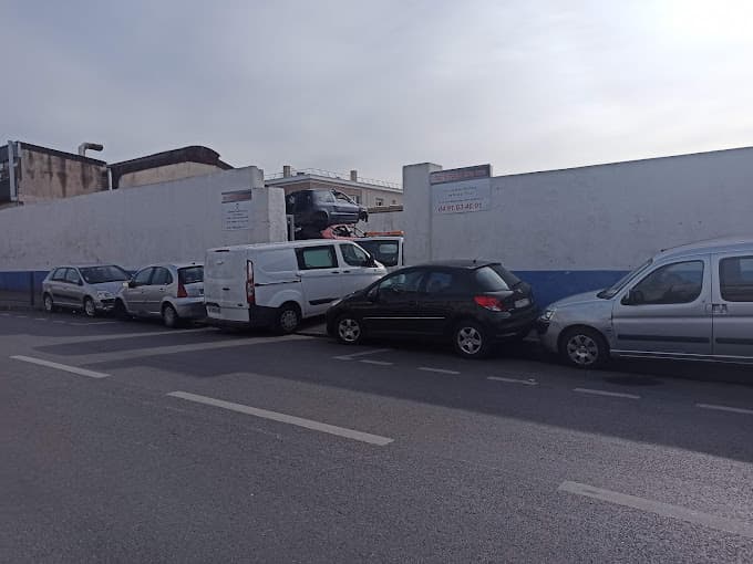 Vue extérieure du centre VHU agréé Méditerranée Pièces Auto à MARSEILLE 15 (Bouches-du-Rhône)