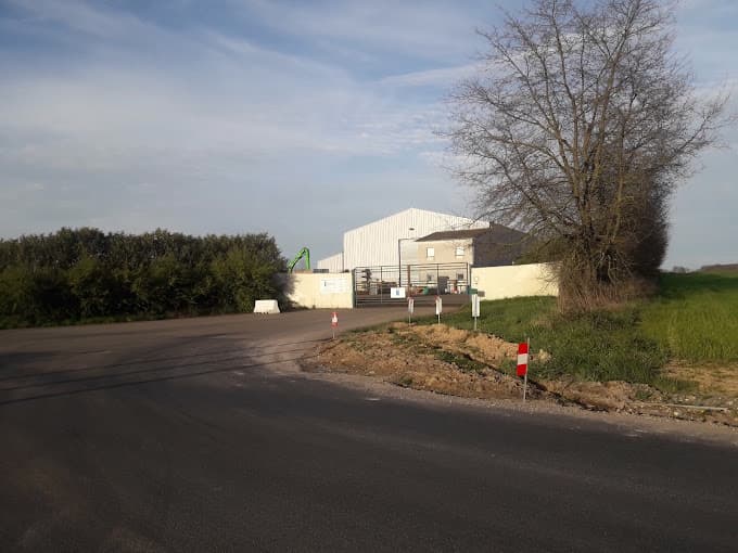 Parc de véhicules hors d'usage chez Nivelle Recyclage, centre agréé à TERRES-DE-HAUTE-CHARENTE