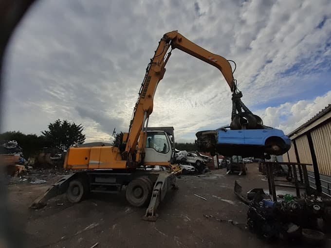 Parc de véhicules hors d'usage chez CASSE AUTO R2M FRABOULET, centre agréé à BOSROUMOIS