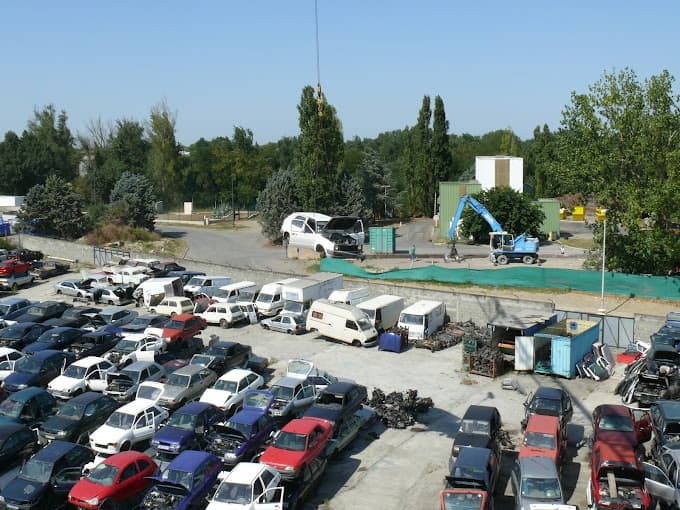 Vue extérieure du centre VHU agréé Jacky Recuperation Auto à MURET (Haute-Garonne)