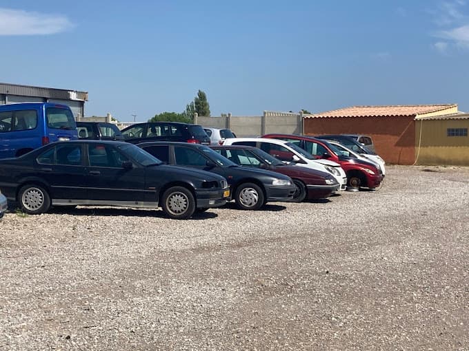 Parc de véhicules hors d'usage chez Récup Auto Ets Huffschmitt, centre agréé à VENDRES