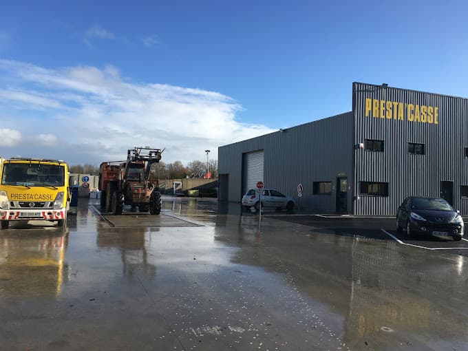 Parc de véhicules hors d'usage chez Presta Casse, centre agréé à GUICHEN