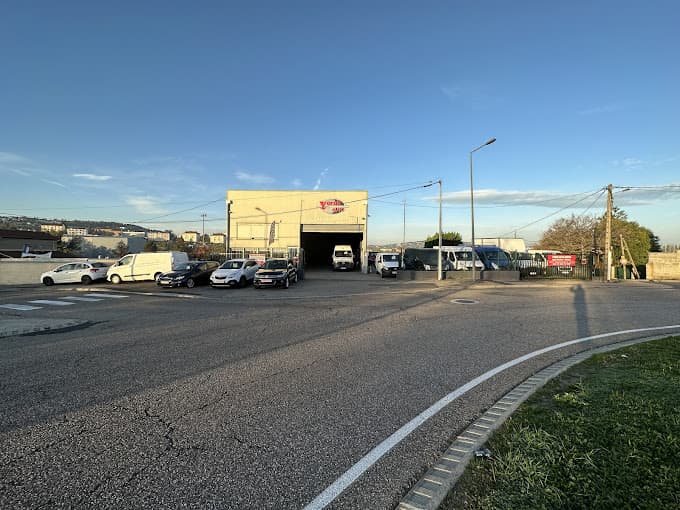 Parc de véhicules hors d'usage chez Yoruk auto, centre agréé à SAINT-ETIENNE