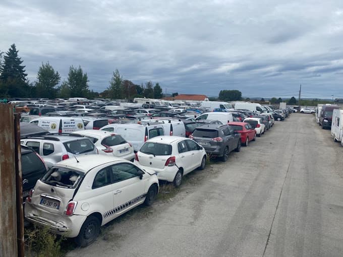 Parc de véhicules hors d'usage chez Groupe LGA, centre agréé à ALLEZ-ET-CAZENEUVE