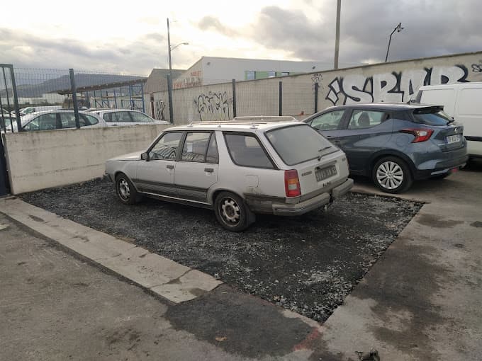 Parc de véhicules hors d'usage chez CLERMONT Démolition Auto, centre agréé à CLERMONT-FERRAND