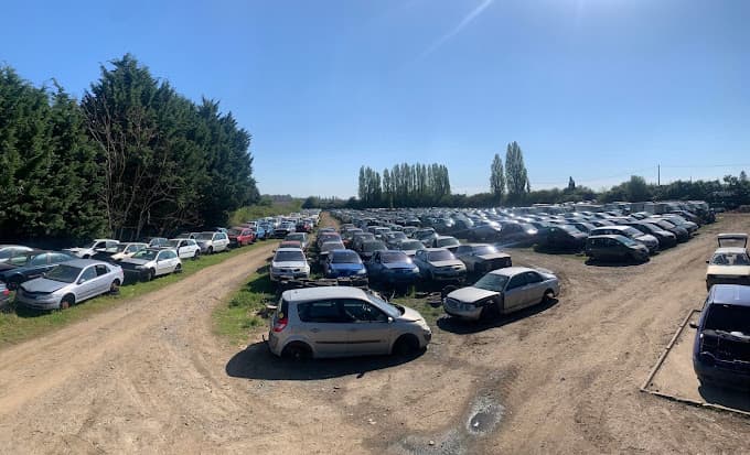 Parc de véhicules hors d'usage chez TILT AUTO, centre agréé à PARCE-SUR-SARTHE