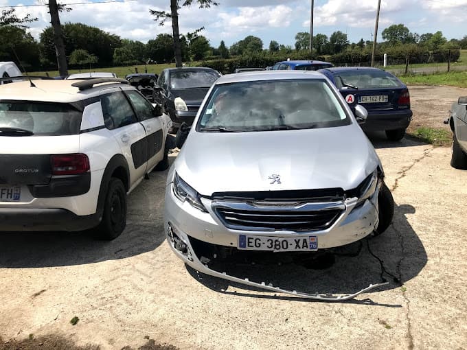 Parc de véhicules hors d'usage chez Mi AUTOS, centre agréé à STAINS