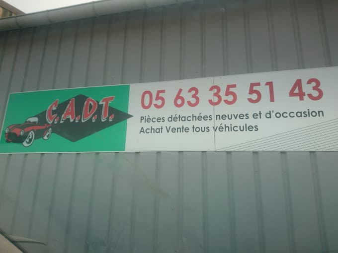 Parc de véhicules hors d'usage chez C.A.D.T (Central Achat Déconstructeur Tarn), centre agréé à LAGARRIGUE