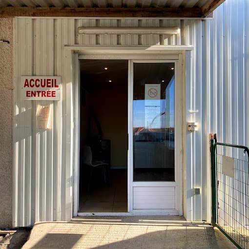 Vue extérieure du centre VHU agréé Boisseau Pièces Auto à SAINT-GERVAIS-LES-TROIS-CLOCHERS (Vienne)