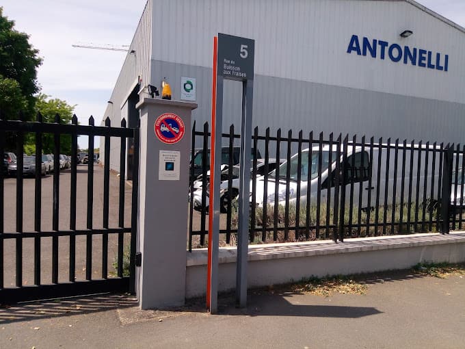 Vue extérieure du centre VHU agréé ETS ANTONELLI à MASSY (Essonne)
