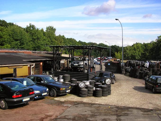 Vue extérieure du centre VHU agréé Auto Pièces Réemploi Coubron APRC à CLICHY-SOUS-BOIS (Seine-Saint-Denis)