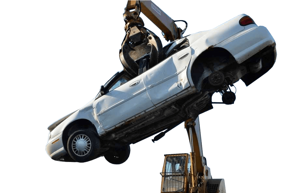 Une voiture épave recyclée portée par une grue en vue de sa destruction