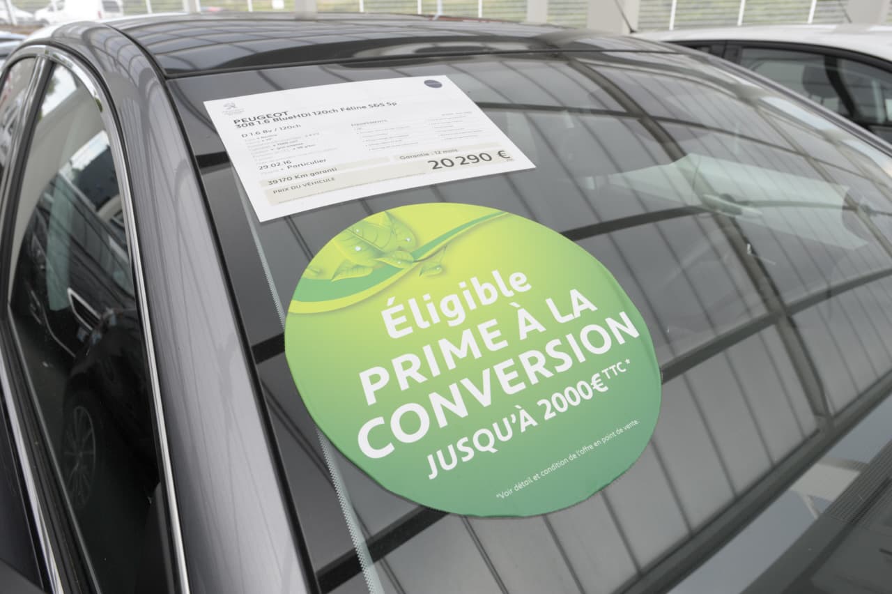 autocollant prime à la conversion sur le pare brise d'un véhicule éligible à la prime